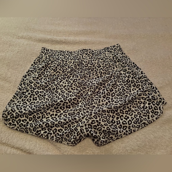 NWOT:BUFF BUNNY cheetah print shorts size medium - Picture 2 of 4